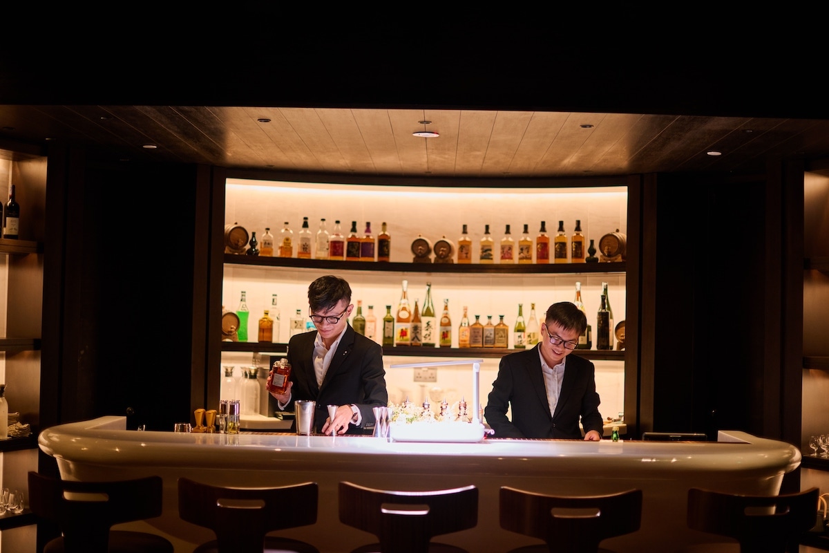 Bartender Linh Mạnh của Akio Cocktail Bar (bên trái))