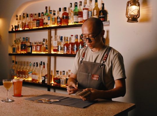 Câu Chuyện Về Ông Chủ Quầy Bar Kiêm Người Bói Bài Tarot Coner Nguyễn